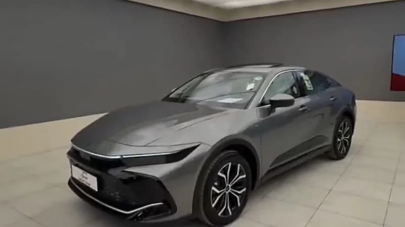 أبرز مواصفات وسعر تويوتا كراون بريميوم 2025 .. فيديو