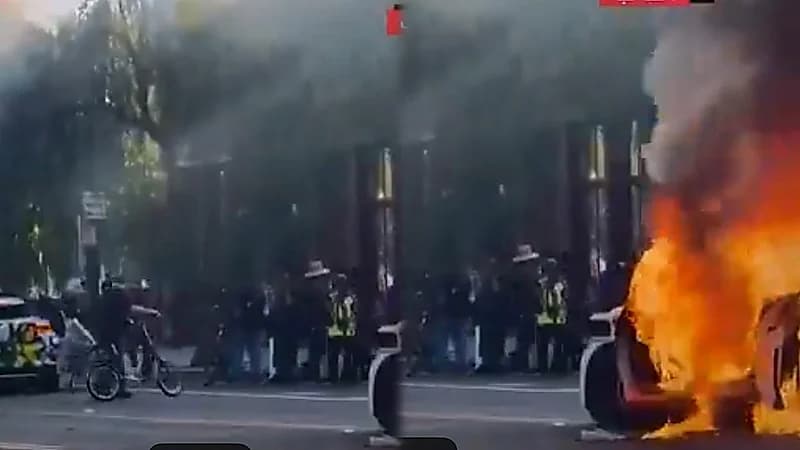 المتظاهرون يحرقون السيارات ويشتبكون مع الشرطة في لوس أنجلوس.. فيديو