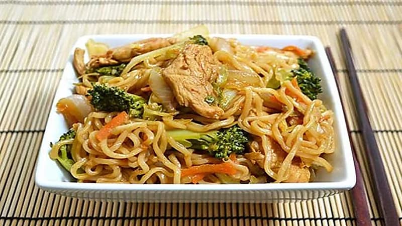 لصوص يحضرون المعكرونة ويأخذون استراحة قبل الهروب