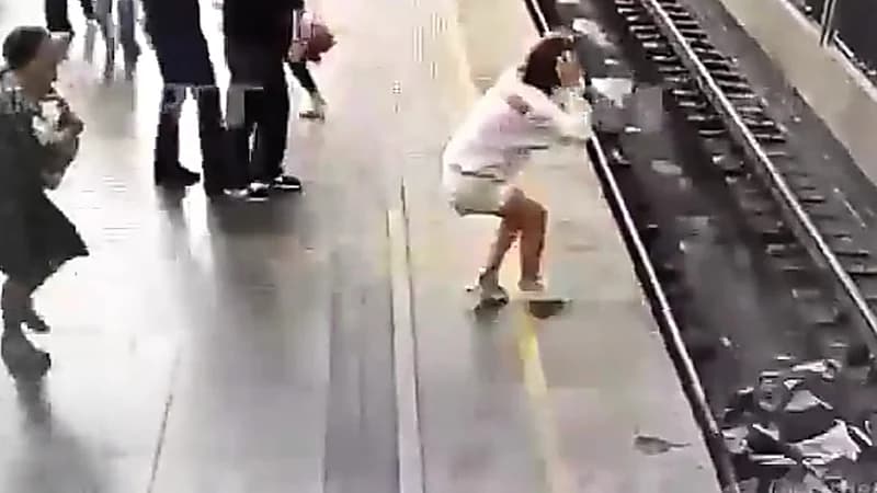 نجاة طفل بأعجوبة بعد سقوط عربته تحت القطار .. فيديو