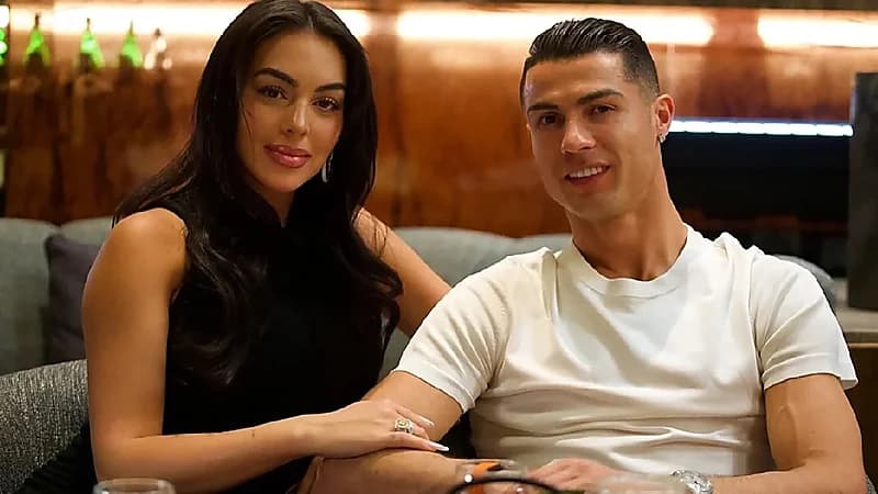 الفريان يهدي ناقة لرونالدو احتفالًا بقرب زواجه .. فيديو