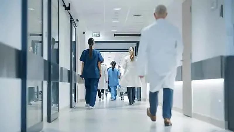 طبيب تركي يرفض فحص مريضة بسبب ملابسها الجريئة..فيديو