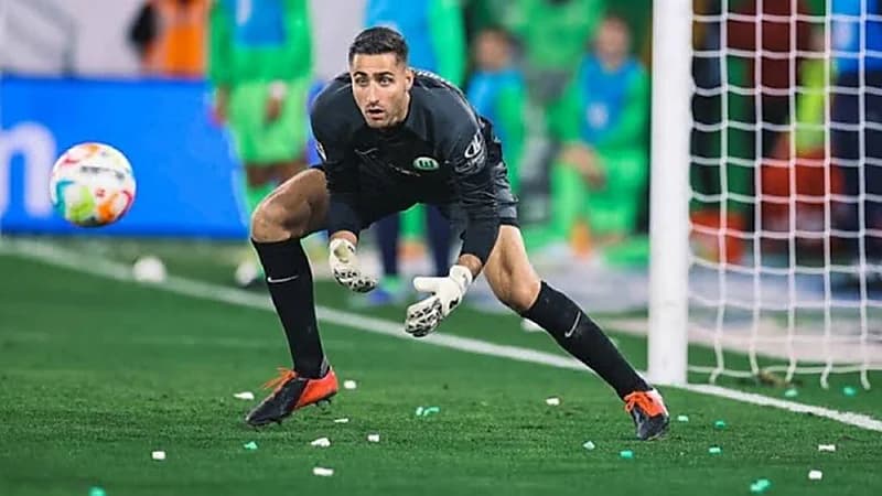 كاستيلس يتوج بالقفاز الذهبي ويؤكد: التحديات المقبلة أصعب