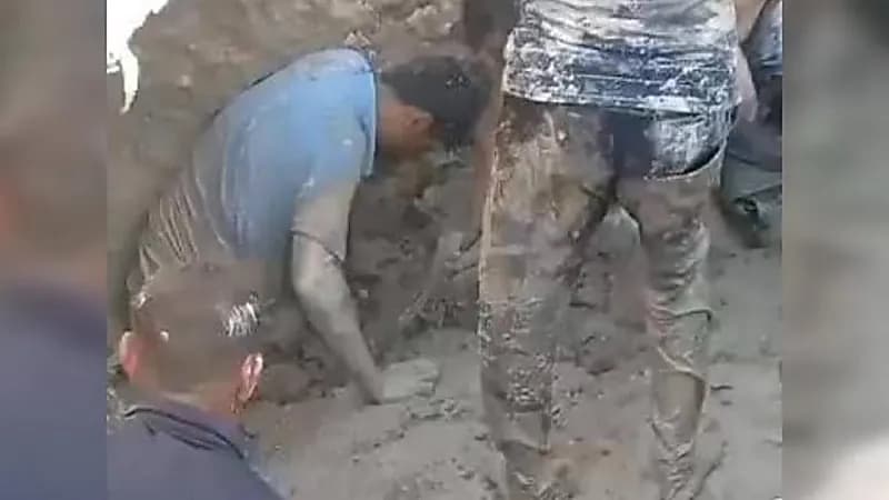 تربة طينية تبتلع عمالاً أثناء قيامهم بإصلاح أنبوب ماء..فيديو