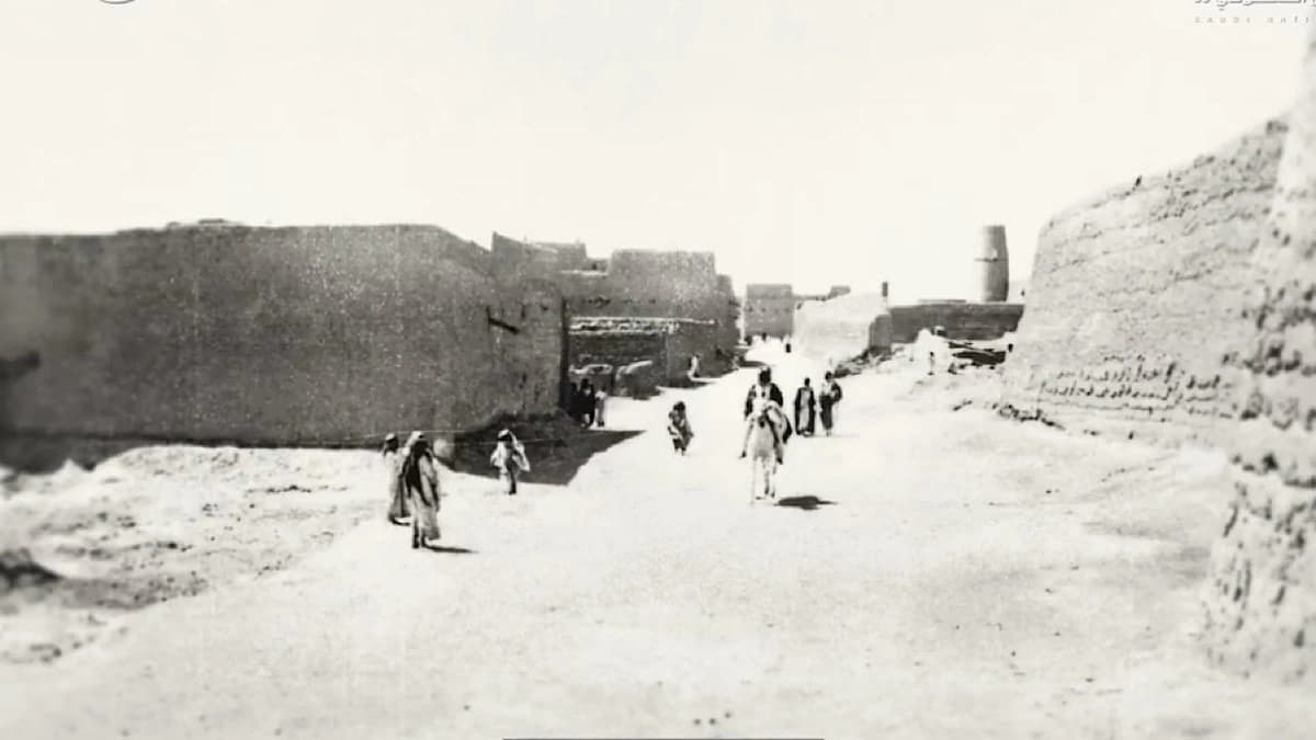 مقطع نادر لابن خنيزان يروي فيه مشاركته في معركة استرداد الرياض مع الملك عبد العزيز