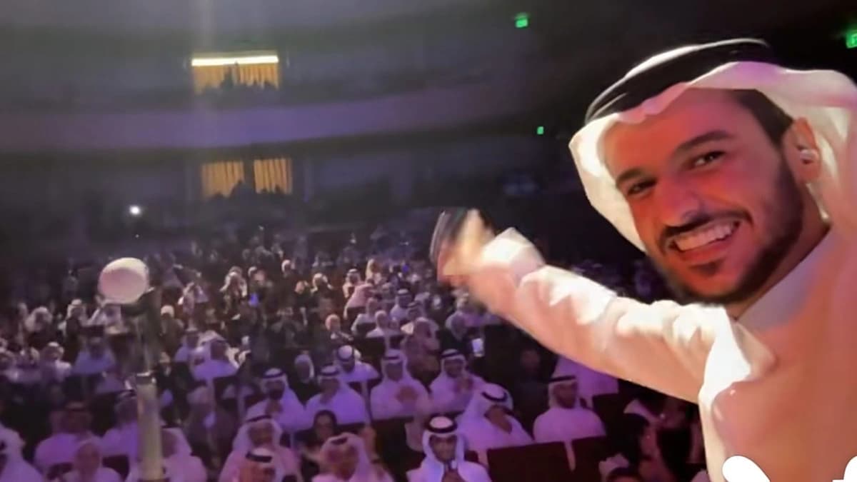 عايض يوسف يخطف الأضواء بعفويته وتفاعله مع الجمهور في حفل الكويت .. فيديو