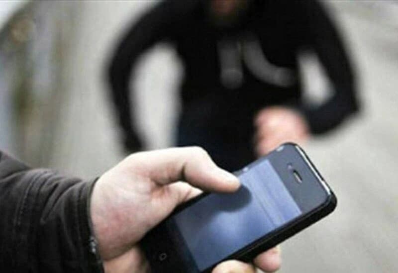 لحظة مداهمة الشرطة البريطانية لأكبر شبكة لسرقة الهواتف المحمولة .. فيديو