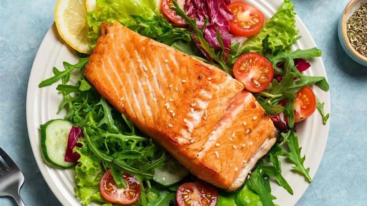 سمك السلمون يقي من الإصابة بأمراض القلب ويحسن جودة النوم