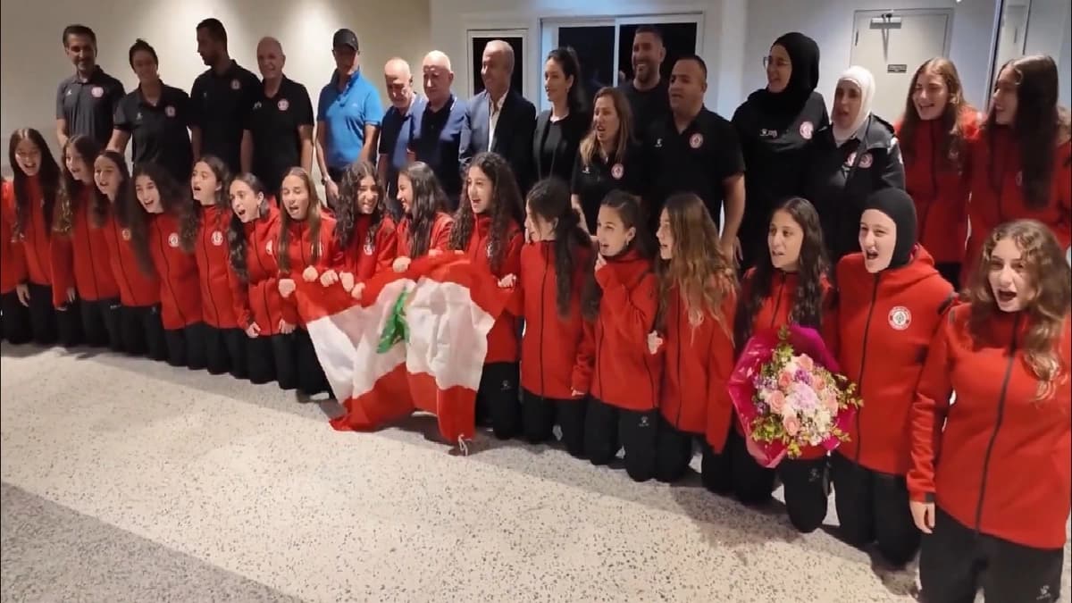 استقبال حافل لمنتخب لبنان للناشئات بعد التأهل لكأس آسيا.. فيديو