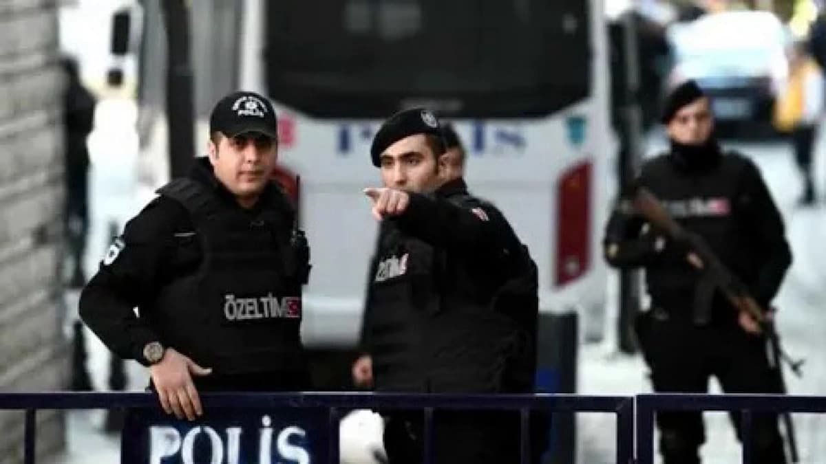 طفل يسرق متجراً متنكراً في زي امرأة منقّبة .. فيديو