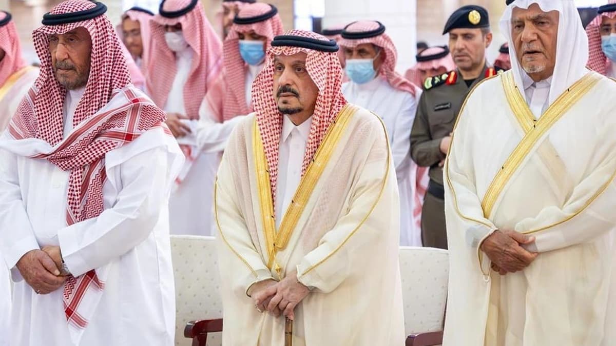 أمير الرياض يؤدي صلاة الميت على صاحبة الأميرة نوف بنت سعود بن عبدالعزيز