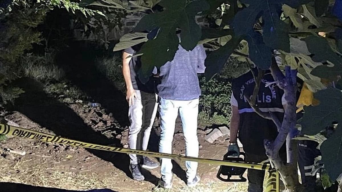 لحظة العثور على جثة رضيع مدفونة في فناء مسجد بتركيا .. فيديو