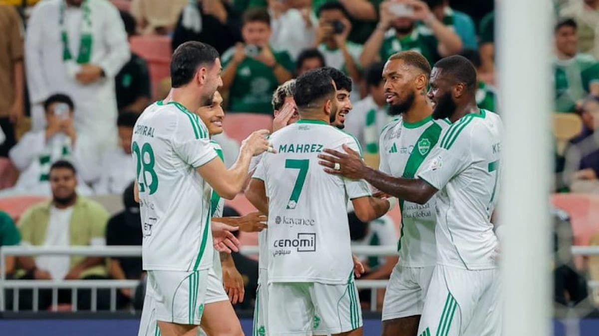 غياب ثلاثي  الأهلي عن لقاء  الرياض