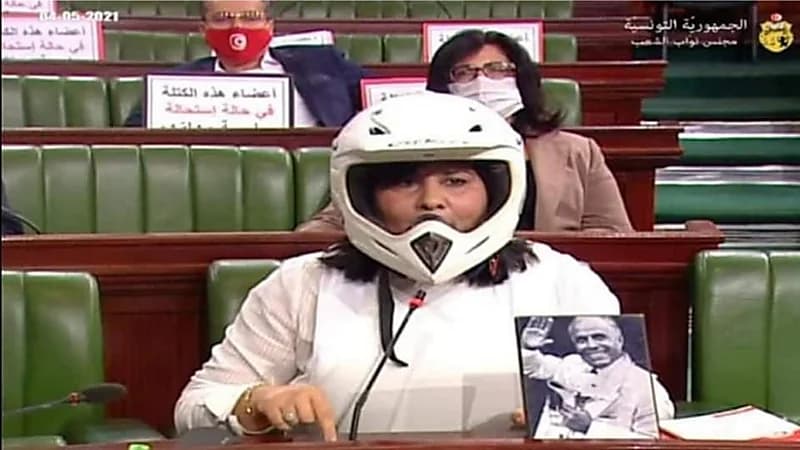 بالفيديو.. لحظة دخول رئيسة حزب تونسي بسترة واقية من الرصاص للبرلمان