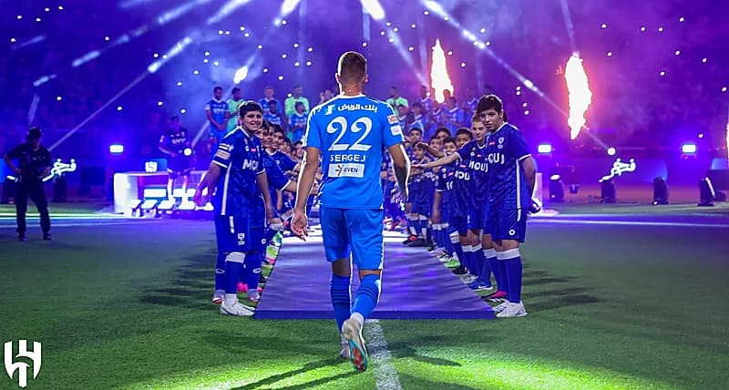 لحظة دخول مدرب الهلال واللاعبين الجدد وسط استقبال حافل...فيديو