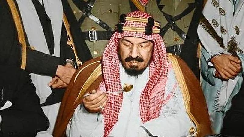 صورة نادرة للملك عبدالعزيز خلال مأدبة عشاء قبل 78 عاماً