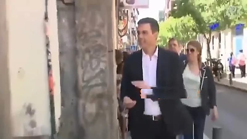 شاهد.. ملك إسبانيا يثير الجدل بعد مسحه ليده عقب مصافحته لسيدة سوداء