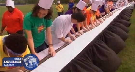 طلاب جامعة في نيويورك يعدون أطول شطيرة سوشي بالعالم