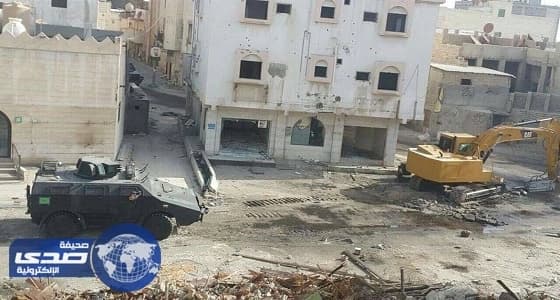 بالصور.. أزالة المباني القديمة والمتهالكة بحي الماسورة