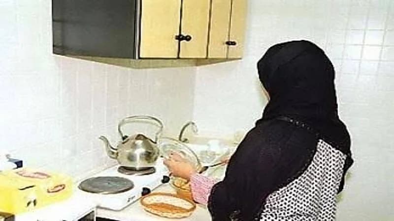 ردة فعل إنسانية لمعلمة بعد اكتشاف حمل عاملتها المنزلية بالرياض