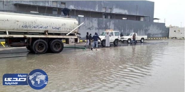 بالصور.. شباب ينظمون حركة المرور بعد انقطاع الكهرباء وسقوط الأمطار بعرعر