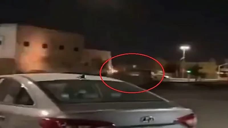 بالفيديو.. انقلاب مركبة بعد اصطدامها بعمود إنارة بسبب السرعة العالية