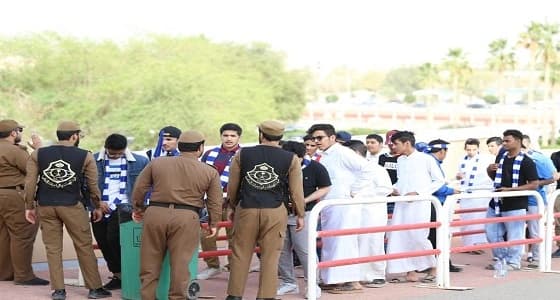بالصور.. توافد جماهير الهلال والنصر لحضور ديربي الرياض