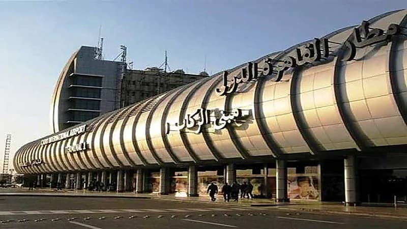موظفات بشركة طيران يحاولن تهريب iPhone14 لراكب