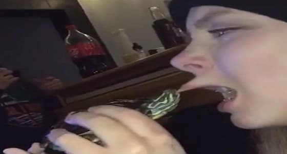 بالفيديو.. سلحفاة تنتقم من فتاة حاولت تقبيلها بطريقة مؤلمة