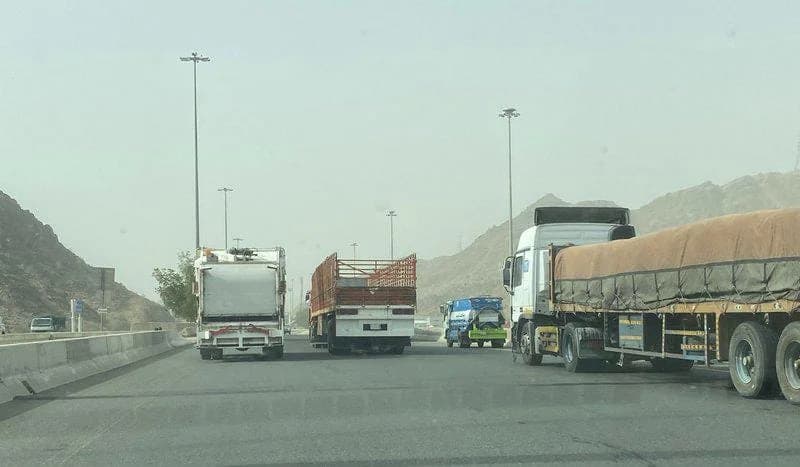 ضبط قائدي شاحنتين قادا بتهور وعرضا مرتادي الطريق للخطر بمكة