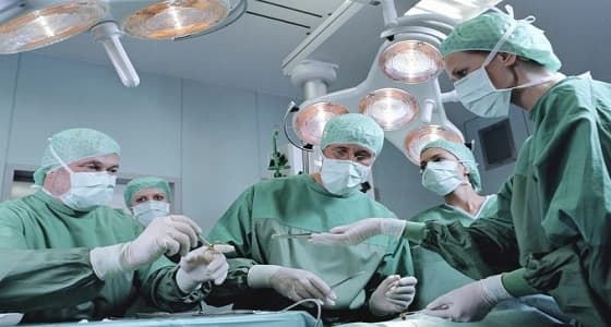 أب يتهم مستشفى بإجراء عملية لابنه بدلا من توأمه المريض