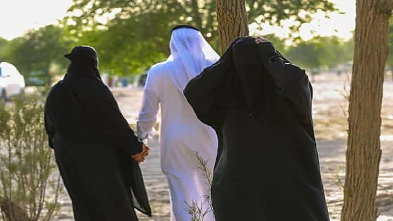 معدد يروي كيف حل خلاف بين زوجتيه حول الركوب بجانبه بالمقعد الأمامي للسيارة