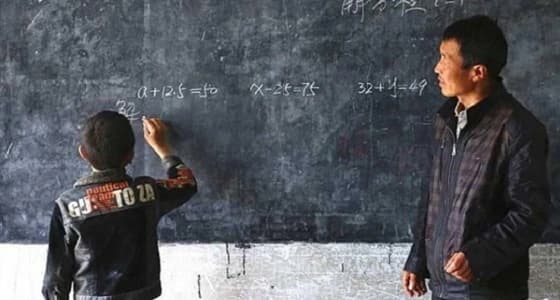 قصة تفاني هزت الملايين .. مدرس يعلم طالبا واحدا فقط