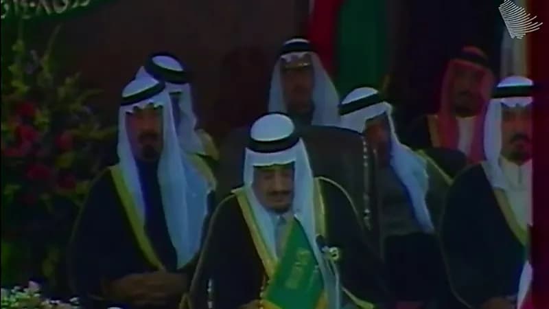 الملك فهد خلال إلقائه كلمة افتتاح القمة الثامنة لقادة دول مجلس التعاون الخليجي.. فيديو