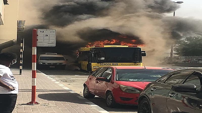 بالفيديو.. سائق ينقذ طلاب من احتراق حافلتهم المدرسية بالشارقة