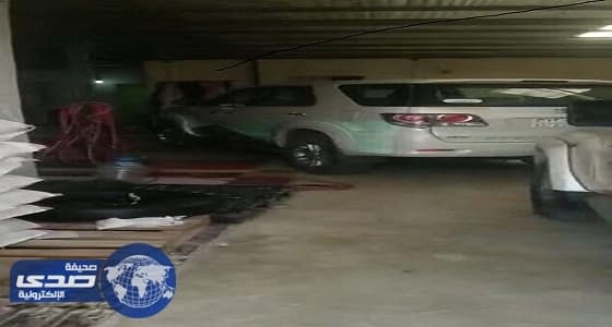 بلاغ يقود تجارة الجوف لضبط عمالة " تفريغ وتقسيم الدقيق "