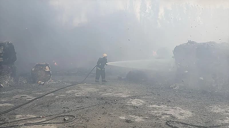 مدني البيضاء يخمد حريقًا اندلع في مخلّفات بأرض مسوّرة بحي الأنوار