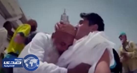 بالفيديو.. مسن باكستاني يساعد شاب من ذوي الاحتياجات الخاصة على الطواف
