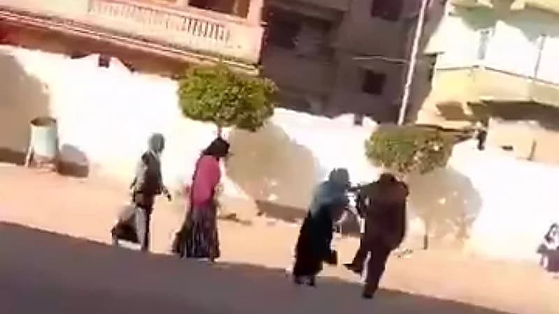 مدير مدرسة ثانوية يعتدي على طالبتين بالضرب ..فيديو