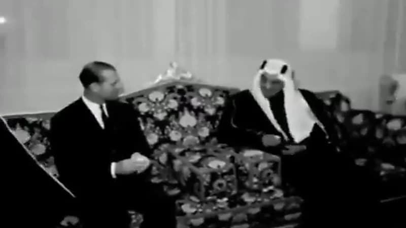 فيديو نادر يظهر استقبال الملك فيصل للأمير فيليب في المملكة