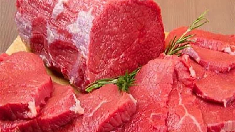 وفاة جزار مصري إثر إصابته بالخطأ خلال تقطيعه اللحوم