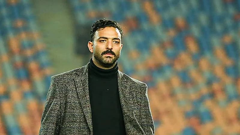 أحمد حسام ميدو يصل قسم الشرطة لاستلام نجله .. فيديو