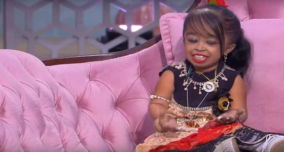 بالفيديو.. أقصر إمرأة في العالم " الناس بيقعدوا عليا من غير ما ياخدواب الهم "