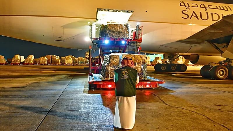 فيديو .. الجسر الإغاثي السعودي لأوكرانيا يحمل 250 طنًّا من المساعدات