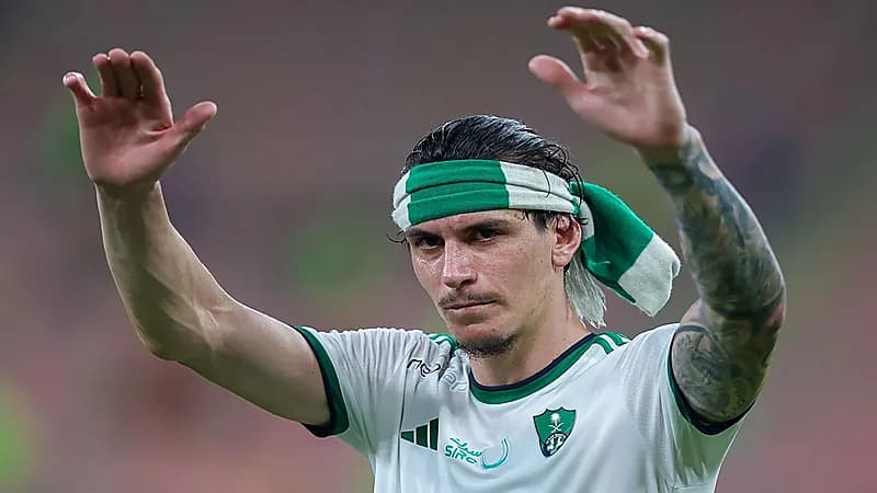 الأهلي يفتح ملف تجديد عقدي ديميرال وإيبانيز