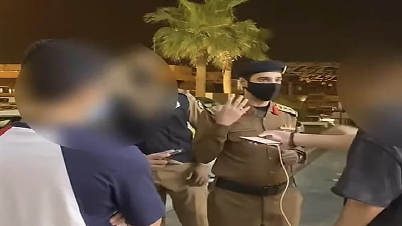 بالفيديو.. لحظة ضبط مخالفي الإجراءات الوقائية في الأماكن العامة بالرياض