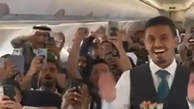 بالفيديو.. لحظة إعلان كابتن طيران ناس فوز الأخضر على الأرجنتين وفرحة المسافرين