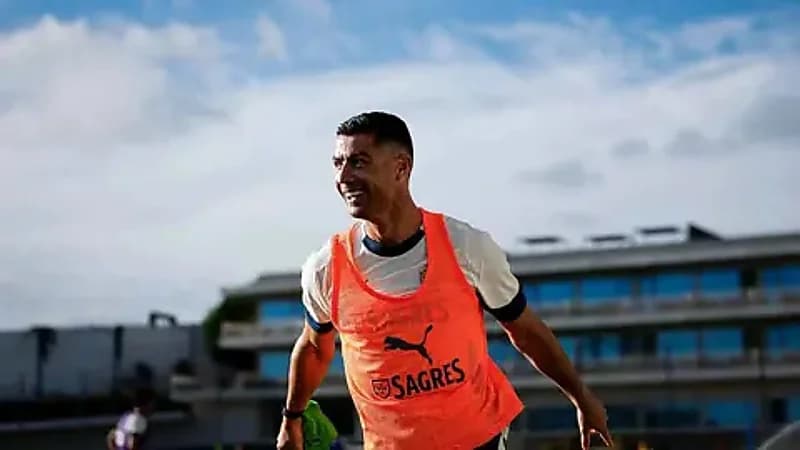 رونالدو يدفع مشجعًا حاول التقاط سيلفي معه .. فيديو