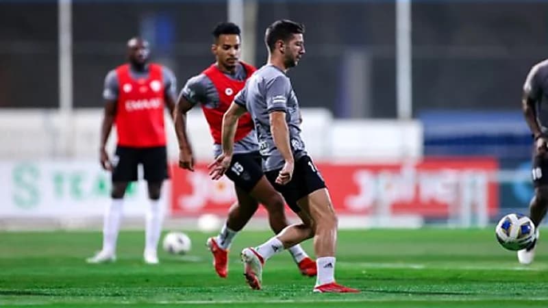 الهلال يٌجري تطبيقات تكتيكية ومناورة لاستئناف المنافسات