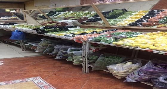بالصور.. ضبط عمالة مخالفة ومصادرة فاكهة خلال جولة مسائية بالعويقيلة